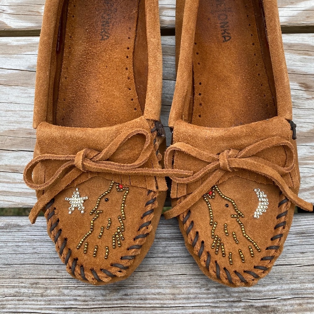 Minnetonka Moccasin Mocs Howling Wolves Size 7
